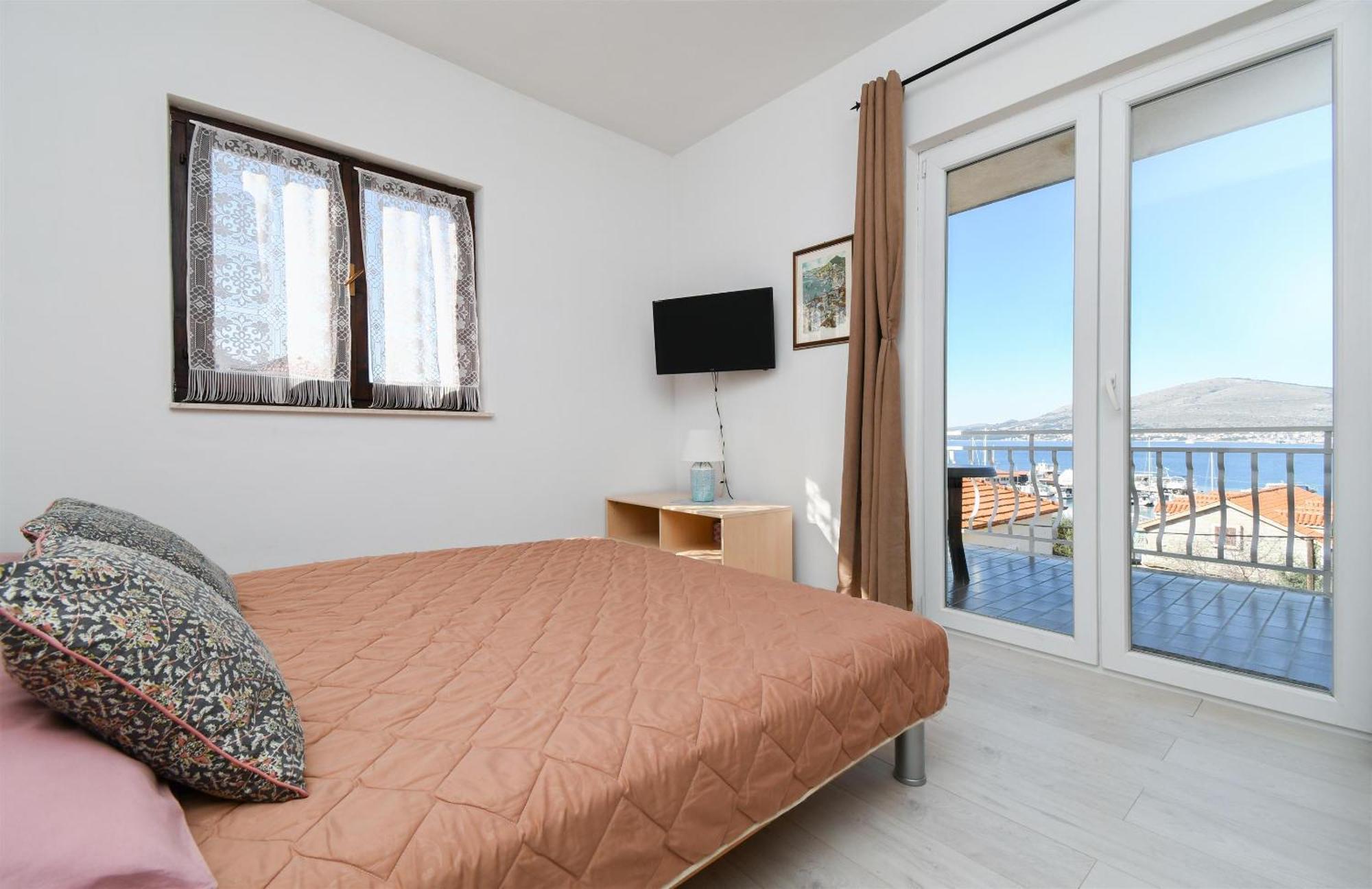 Apartments Biserka - 50 M From Beach Трогир Экстерьер фото